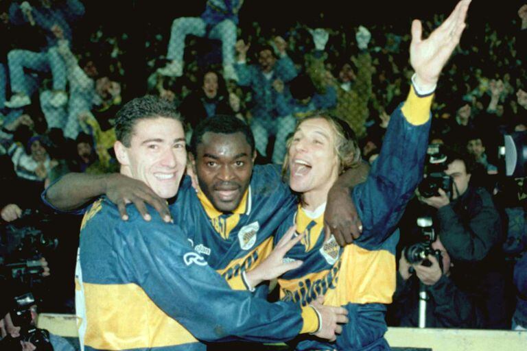 Con Alphonse Tchami y Claudio Caniggia, durante su paso por Boca