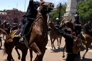 La Policía Montada intenta liberar la Plaza de Mayo antes de los enfrentamientos que terminaron con cinco muertos en la ciudad