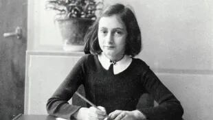 Se expone una réplica del Diario escrito por Ana Frank desde el 12 de junio de 1942 y el 1 de agosto de 1944, entre sus 13 y 15 años