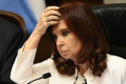 La vicepresidenta de Argentina, Cristina Fernández de Kirchner, hace gestos mientras dirige una sesión virtual del Senado en el Congreso en Buenos Aires