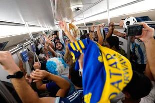 Miles de argentinos se acercan al estadio 97