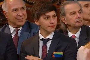 Estanislao Fernández llevó la bandera LGBTIQ+ a la asunción presidencial
