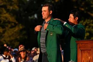 Hideki Matsuyama le coloca la chaqueta verde a Scottie Scheffler, ganador del Masters de Augusta 2022