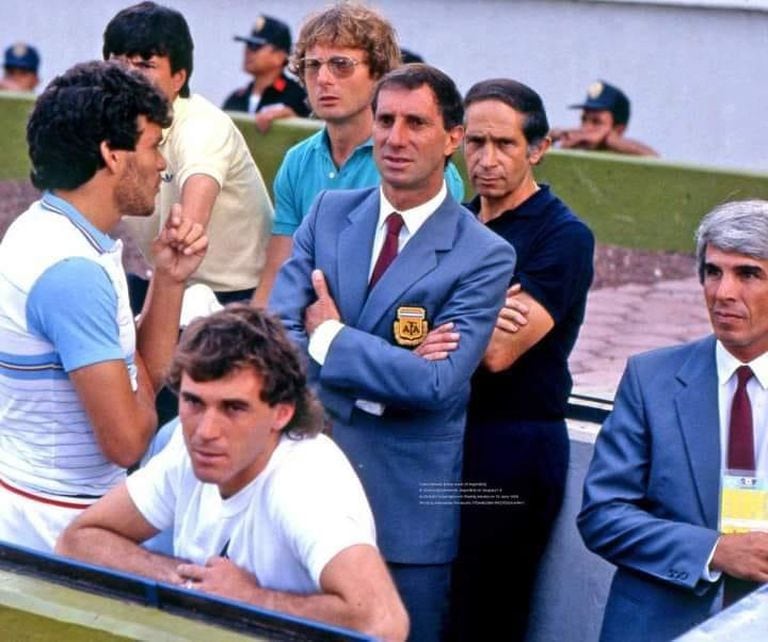 En México 86, Bilardo junto a Passarella, Mariani, Madero, Clausen y Pumpido, antes de un partido. Más atrás, Signorini, el PF de Maradona.