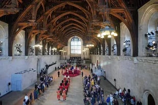 La Guardia del Rey, los Yeomen de la Guardia, los miembros de la Guardia Escocesa y los Caballeros de Armas cambian de guardia junto al féretro de la Reina Isabel II mientras yace en el interior de Westminster Hall, en el Palacio de Westminster en Londres el 16 de septiembre de 2022. 