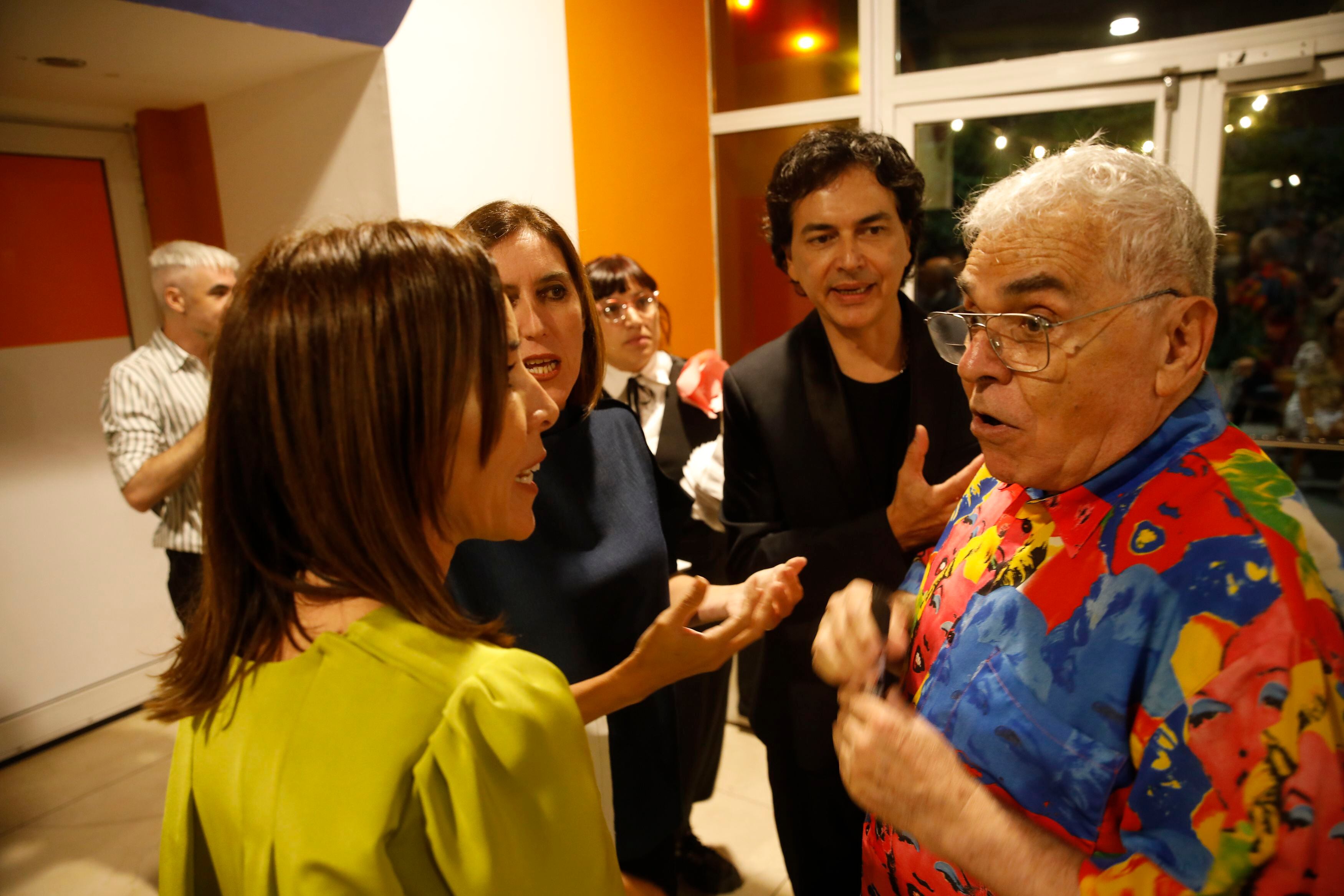 El artista Edgardo Giménez junto a la presidenta del Moderno y la presidenta de la AAM