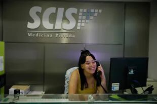 En su nuevo empleo Antonella se ocupa de atender el teléfono y contestar correos electrónicos, entre otras tareas administrativas