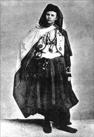 Isabelle Eberhardt, con ropas árabes, fotografiada en Ginebra.