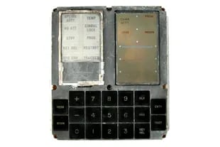 El teclado DSKY, diseñado por Raytheon Corporation, el método por el cual los astronautas se comunicaron con las computadoras a bordo del Comando del Apolo y los módulos lunares