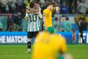 De Paul abraza a Messi tras el partido contra Australia: ambos son la columna de un equipo que sueña en grande 