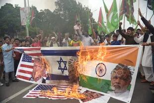 Manifestantes quemaron banderas de EE.UU, Isarel e India con las caras de sus respectivos presidentes