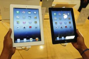 Con un diseño idéntico, la nueva iPad, en su edición en blanco, en comparación con el anterior modelo en negro