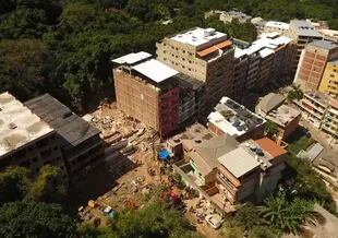 Una vista aérea del edificio colapsado en Muzema, en Río de Janeiro