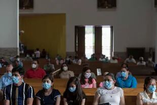 Fieles católicos participan en una misa durante la reapertura de iglesias católicas en la Catedral de Managua, Nicaragua el 4 de octubre de 2020, en medio de la pandemia del coronavirus