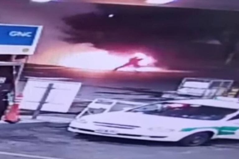 La arriesgada maniobra de un playero cuando un auto explotó adelante de la estación de servicio