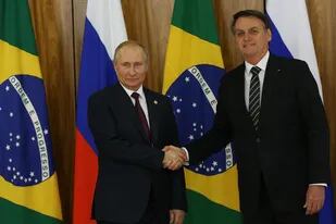 El presidente ruso Vladimir Putin (izquierda) saluda al presidente brasileño Jair Bolsonaro (derecha) durante su reunión en Brasilia, Brasil, el 14 de noviembre de 2019. Los líderes de Rusia, China, Brasil, India y Sudáfrica se reúnen en Brasila para la Cumbre de Líderes BRICS.