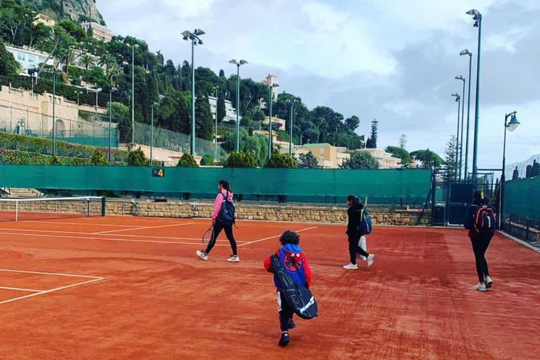 Andanin, Lalindao, Intila y Guillermito, los cuatro hijos de Guillermo Vilas, entrando a jugar al tenis en el Monte-Carlo Country Club, un sitio simbólico.