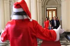 Dos Papá Noel y un "gallina", las perlitas del discurso de Macri por Navidad