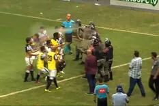Escándalo en Brasil: la policía le tiró gas pimienta y reprimió a los jugadores