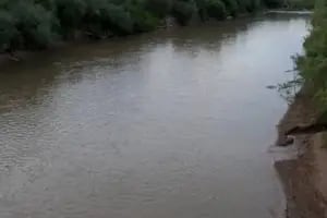 Estaba de vacaciones, pescaba con amigos y se arrojó al río: se lo llevó la corriente y murió