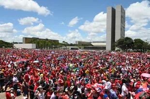 Los partidarios del presidente electo Luiz Inácio Lula da Silva se reúnen para esperar su ceremonia de toma de posesión en la plaza "Tres Poderes" frente al Palacio Planalto en Brasilia, el 1 de enero de 2023