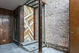 La puertade entrada, diseño de Silvia Soqueff realizado por el carpintero Mario Naschimberre.