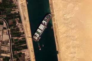 El carguero Ever Given, encallado en el canal de Suez, fotografiado por el satélite NewSat-16, de la compañía argentina Satellogic
