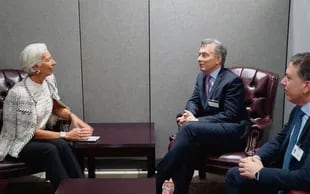 Mauricio Macri y Nicolás Dujovne, junto a la entonces directora gerente del FMI, Christine Lagarde, en un encuentro en Nueva York