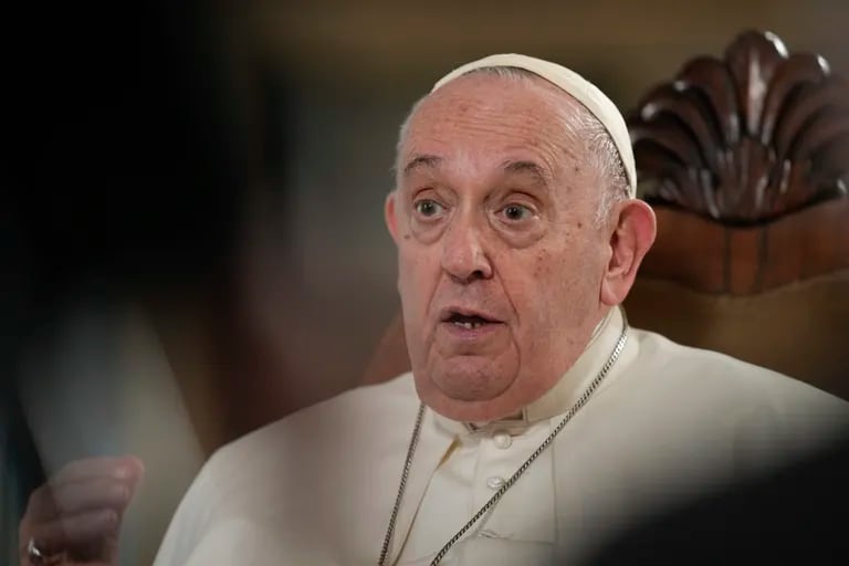 I messaggi di serenità di papa Francesco, in un contesto sbrogliato dagli attacchi interni
