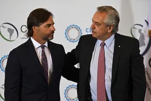 El Presidente, al saludar a su par uruguayo, Luis Lacalle Pou