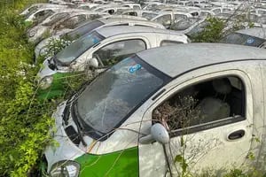 Por qué no paran de crecer los impresionantes "cementerios" de autos eléctricos