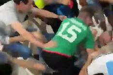 Una batalla campal se desató entre hinchas argentinos y mexicanos dentro del estadio