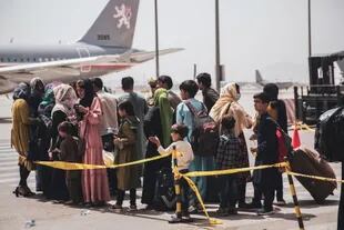 Evacuaciones en el aeropuerto de Kabuk. Photo: Ssgt. Victor Mancilla/U.S. Marin/Planet Pix via ZUMA Press Wire/dpa
