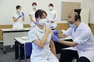 Una trabajadora del Centro Médico de Tokio recibe una dosis de refuerzo de la vacuna contra el COVID-19 desarrollada por Pfizer-BioNTech, el 1 de diciembre de 2021 en Tokio, Japón. (Kyodo News via AP)