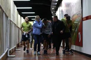 La llegada de los futbolistas de Boca al vestuario, con Tevez entre los afectados y Nández furioso