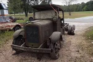 El auto abandonado hace 82 años que pese al óxido volvió a arrancar