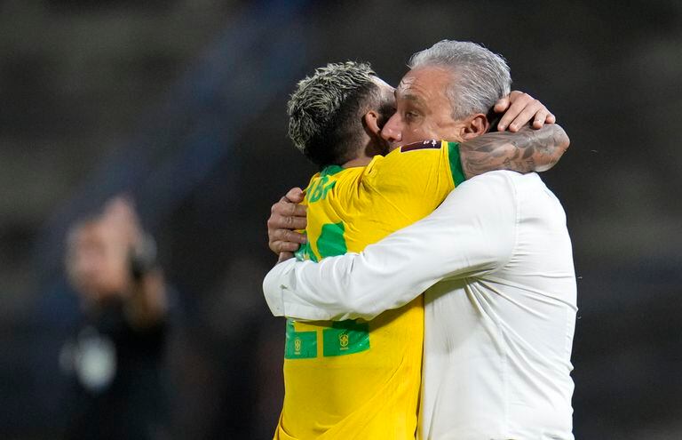 UN abrazo entre el delantero Gabigol y el entrenador Tite; Brasil es cómodo líder de la eliminatoria sudamericana y espera sellar su clasificación en la doble ventana que empieza este jueves.