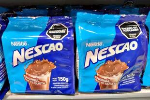 Nestlé ya comenzó a poner los octógonos negros en sus envases de polvo chocolatado