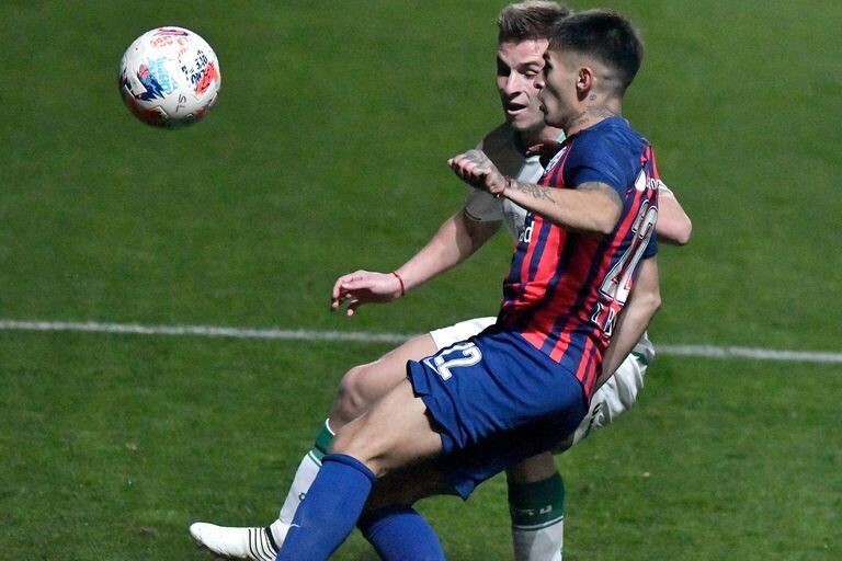 Giuliano Galoppo y Gabriel Rojas luchan por la pelota en el partido que San Lorenzo y Banfield empataron 1-1