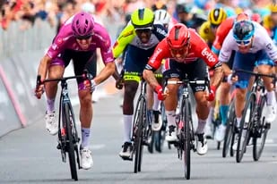 Arnaud Demare (izquierda) acelera para superar a Caleb Ewan (centro) para ganar la 6ta etapa del Giro de Italia, entre Palmi y Scalea, el jueves 12 de mayo de 2022. (Massimo Paolone/LaPresse vía AP)