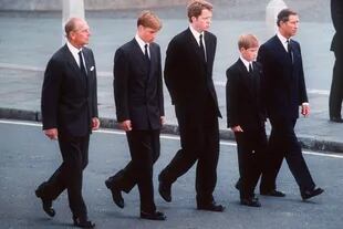 El duque, el príncipe William, Charles Spencer, el príncipe Harry y el príncipe Carlos, durante el funeral de la princesa Diana, el 6 de septiembre de 1997 en Londres