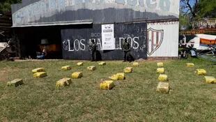 Secuestro de casi una tonelada de marihuana en dos procedimientos relacionados, en Itá Ibaté, Corrientes; parte de la droga iba oculta en un cargamento de carbón y la otra estaba en el complejo de cabañas Don Quico