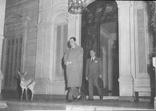 Perón saliendo de la residencia.
