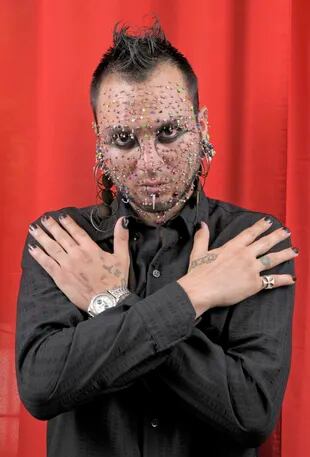El argentino Axel Rosales logró un curioso récord: es la persona con más perforaciones en su rostro. Registró 280 piercings