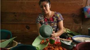 En la comunidad indígena de San Pedro La Laguna, en el interior de Guatemala, ya no portan bolsas de plástico; aquí la vanguardia está en la tradición: los productos (en la imagen, mariscos) se entregan en hojas de árbol de plátano