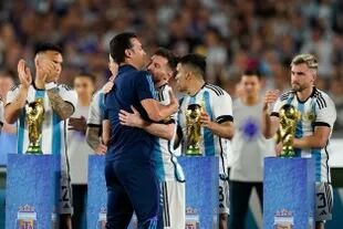 El abrazo de los "Lioneles", Scaloni y Messi; la fórmula perfecta entre DT y jugador en Qatar 2022