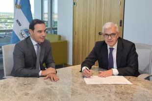 El gobernador de Corrientes, Gustavo Valdés, y el ministro de Agricultura, Julián Domínguez, en la firma de acuerdos que se rubricaron hoy
