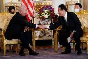 El presidente Joe Biden estrecha la mano del primer ministro japonés Fumio Kishida durante una reunión bilateral en el Palacio de Akasaka, el lunes 23 de mayo de 2022, en Tokio.