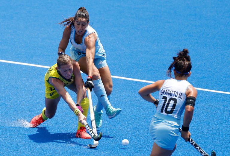 Australia y Argentina durante su partido del grupo B femenino de la competencia de hockey sobre césped de los Juegos Olímpicos de Tokio 2020.