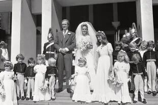 Camilla Shand y el mayor Andrew Parker-Bowles en el día de su boda, el 4 de julio de 1973